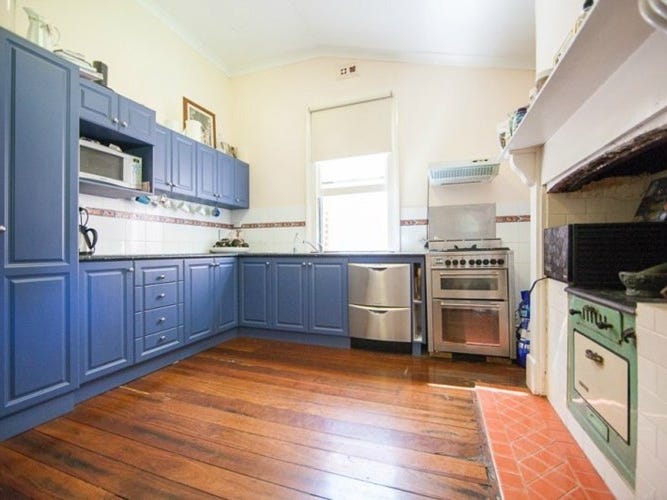 Character home, spacious backyard, minutes 10