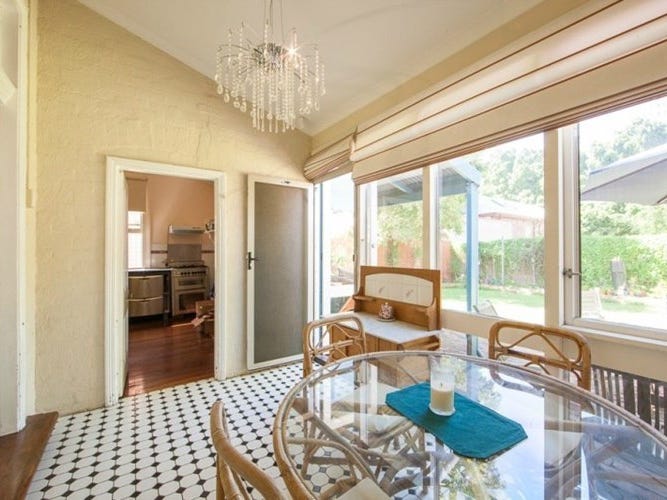 Character home, spacious backyard, minutes 11