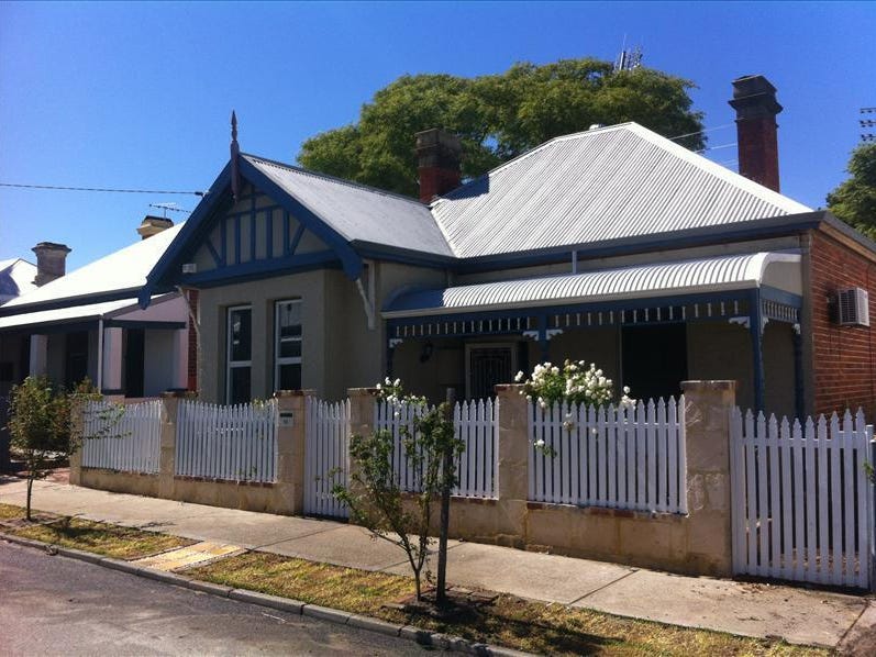 Character home, spacious backyard, minutes 13