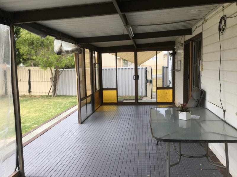 Small house very near to 8