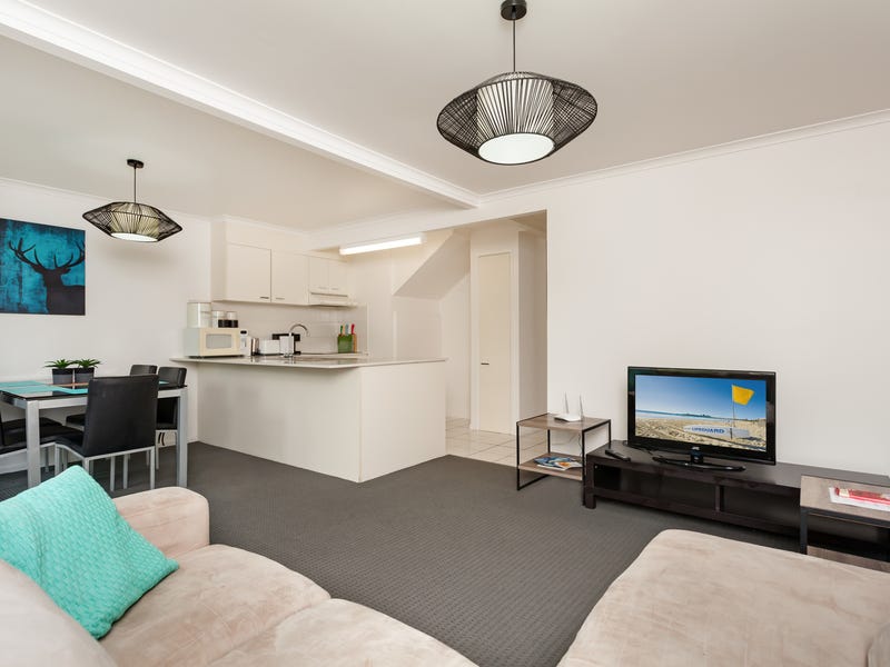 1 Week Free – Fully Furnished 3 Bedroom Pet Friendly Townhouse – Internet included