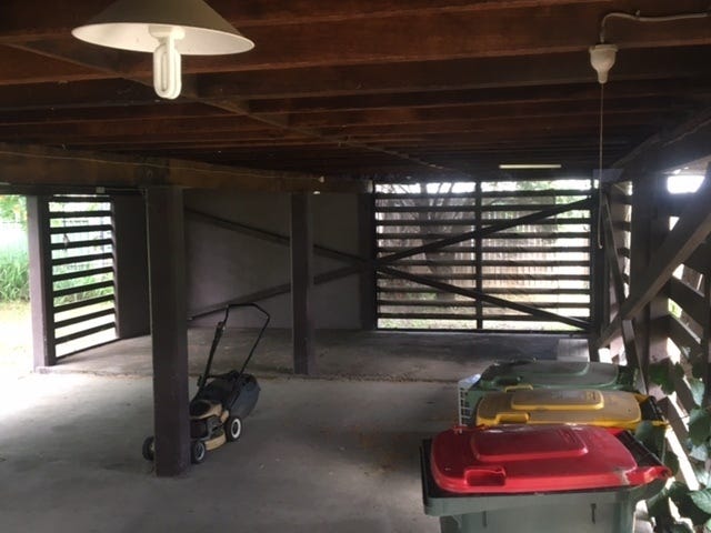 High Set Home With Golf 17
