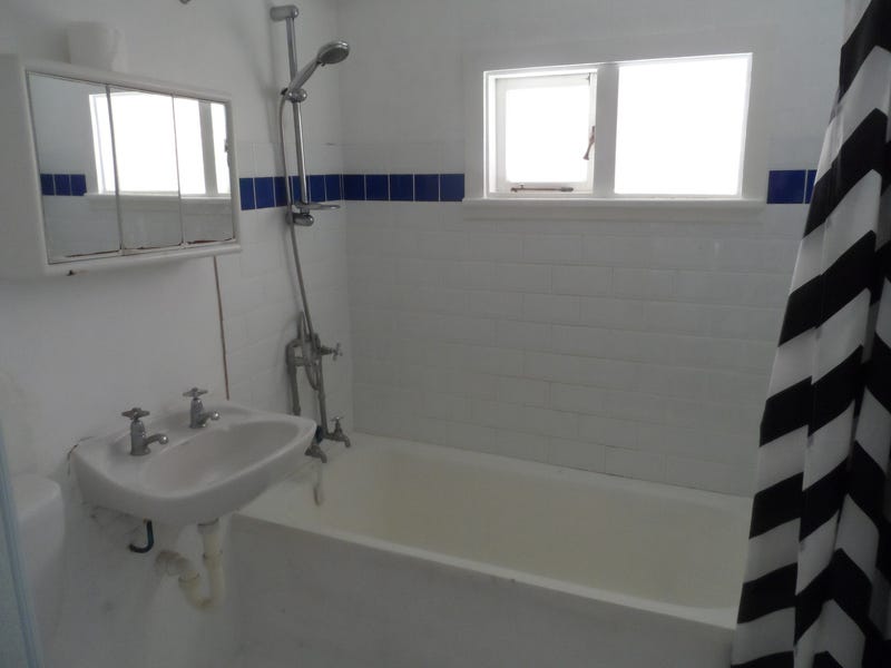 Huge 1brm Art Deco unit 10