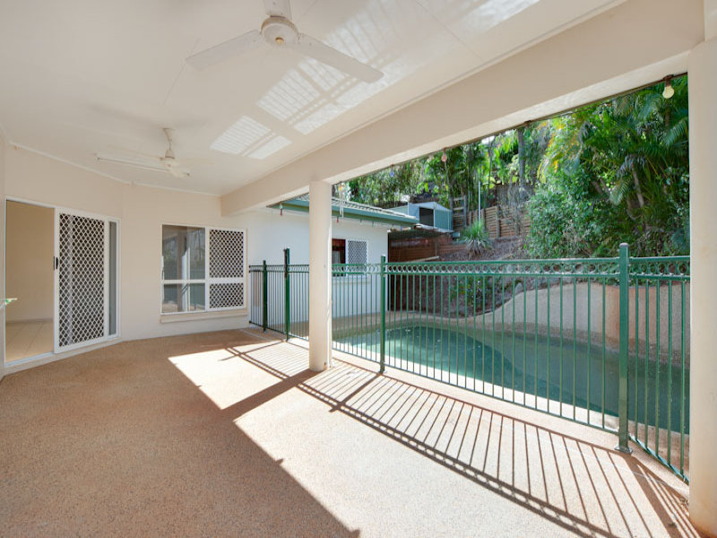 5brm Executive Home with Pool 2
