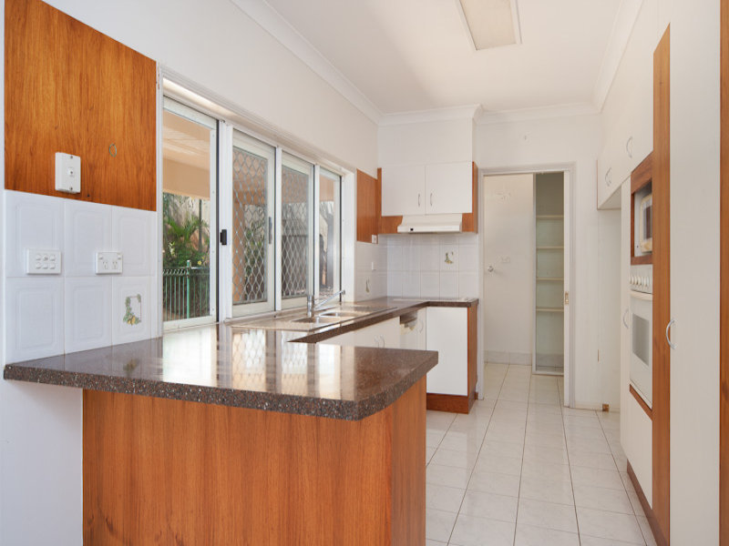 5brm Executive Home with Pool 3