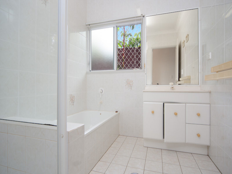 5brm Executive Home with Pool 9