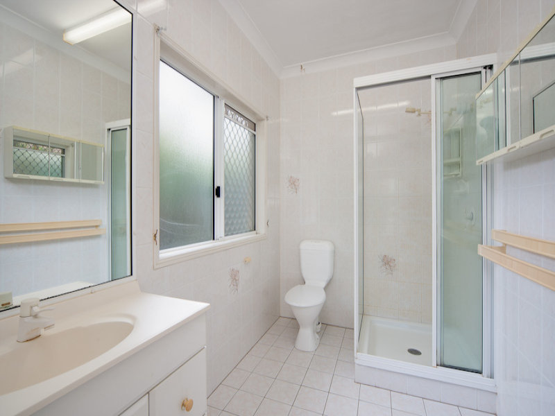 5brm Executive Home with Pool 12
