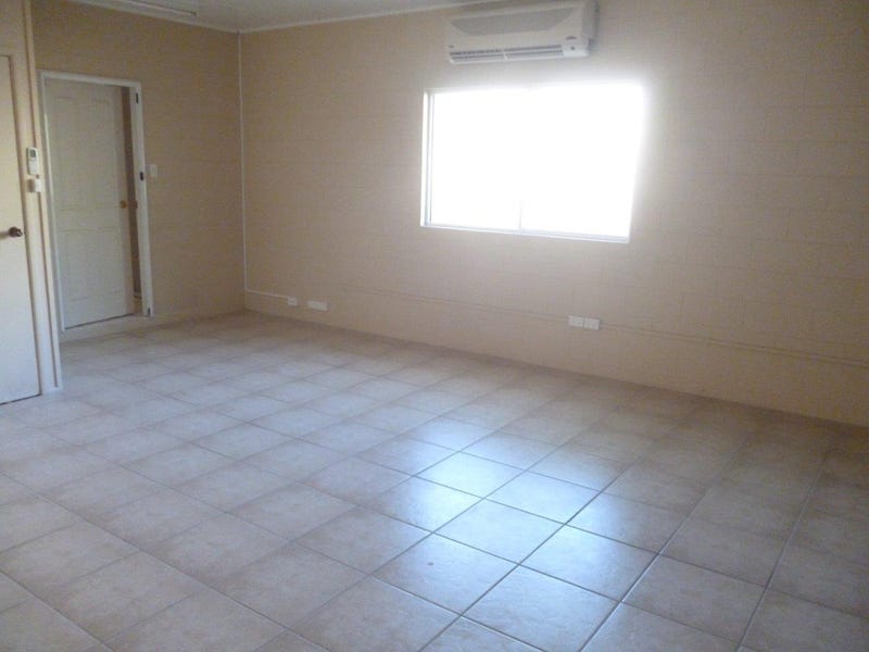 5brm Executive Home with Pool 17