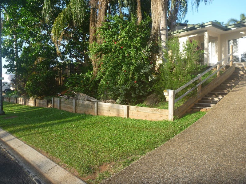 5brm Executive Home with Pool 18