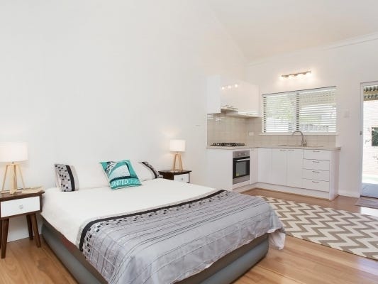 Quiet studio nestled in lush gardens, just minutes to everything!