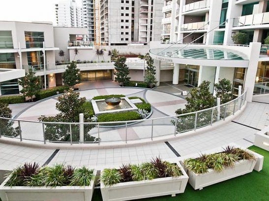 RIVER FRONTAGE ** HUGE EXECUTIVE APARTMENT **