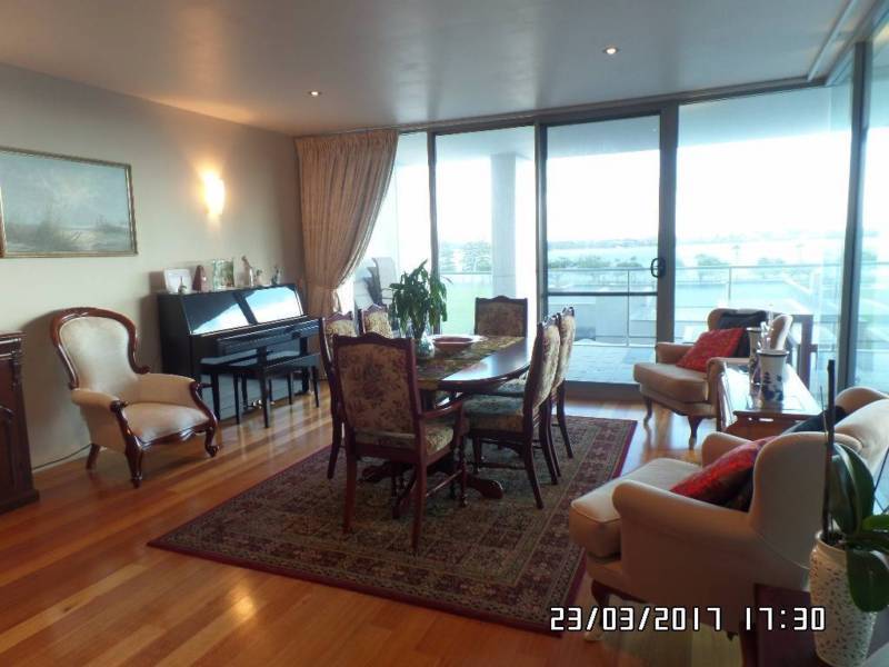 RIVER FRONTAGE ** HUGE EXECUTIVE 3