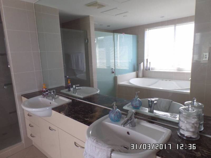 RIVER FRONTAGE ** HUGE EXECUTIVE 6