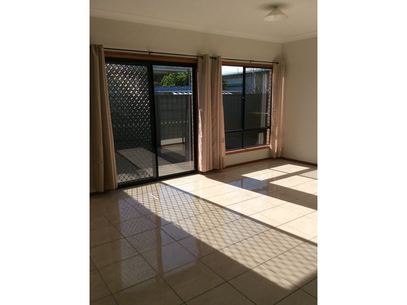 STYLISH, MODERN LIVING, CLOSE TO 10