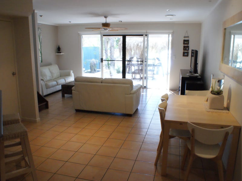Townhouse with direct canal access 4