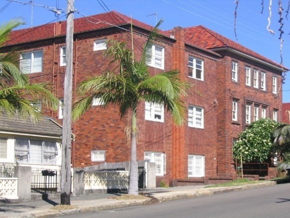 Spacious 1 bedroom unit close to beach, shops & transport