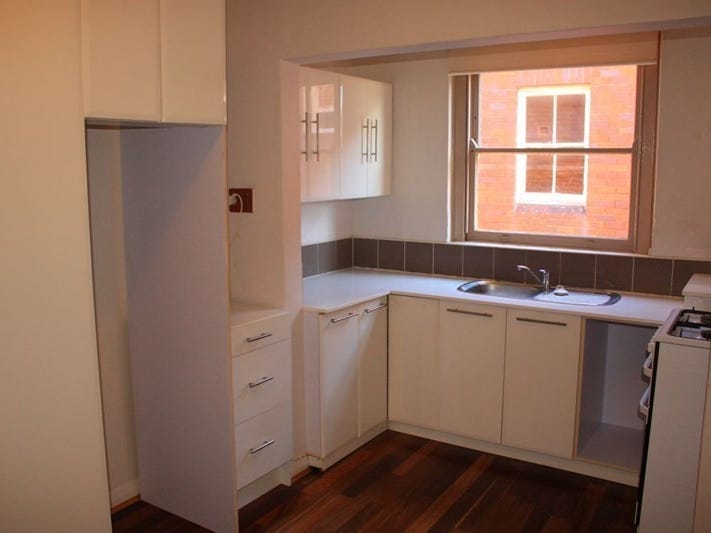 Spacious 1 bedroom unit close 2