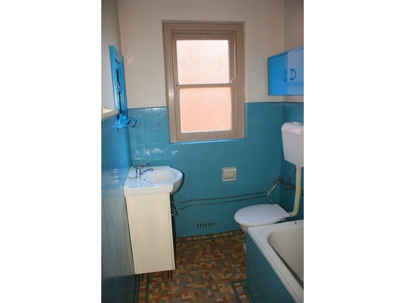 Spacious 1 bedroom unit close 3