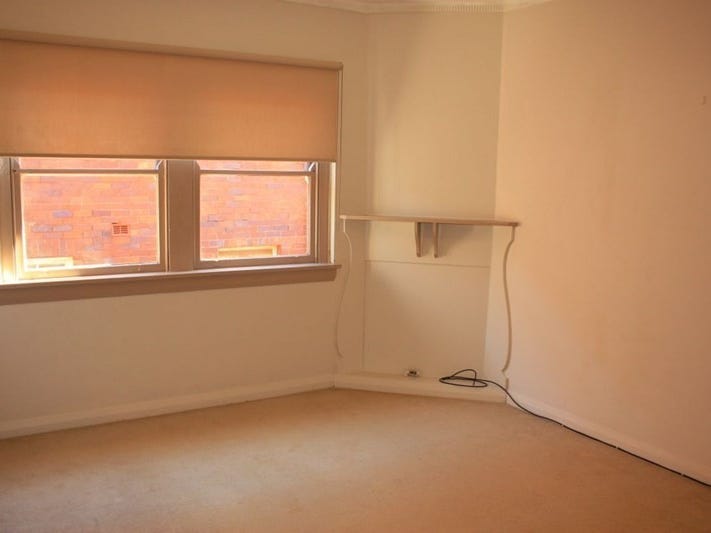Spacious 1 bedroom unit close 4