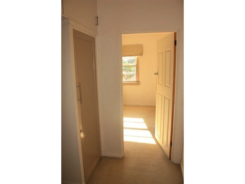Spacious 1 bedroom unit close 5