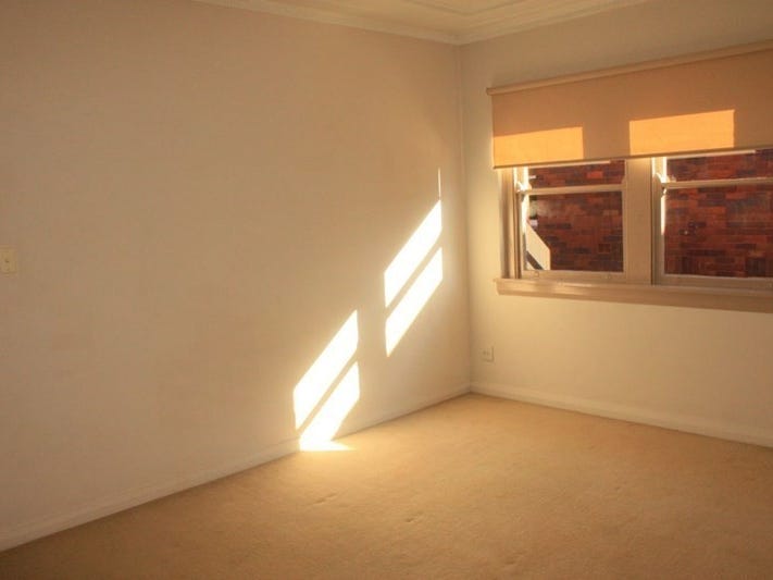 Spacious 1 bedroom unit close 6