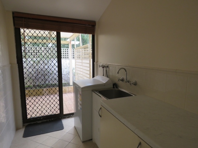 Beautifully Renovated 2 Bed Villa 6
