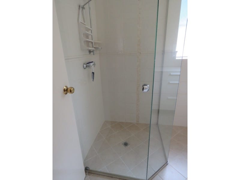 Beautifully Renovated 2 Bed Villa 9