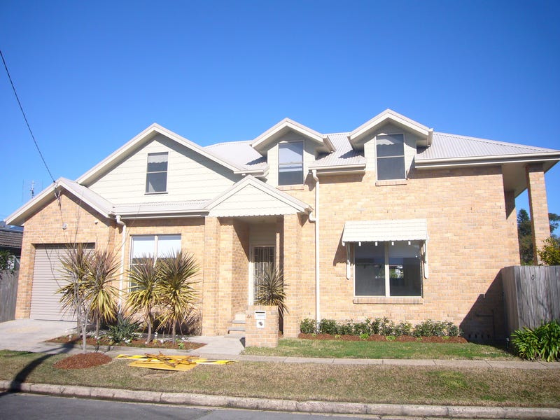 Modern Townhouse, Quiet, Convenient Location