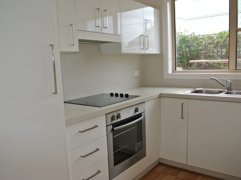 Modern Townhouse, Quiet, Convenient Location 2