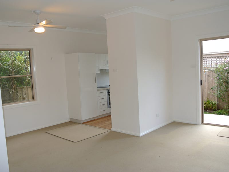 Modern Townhouse, Quiet, Convenient Location 3