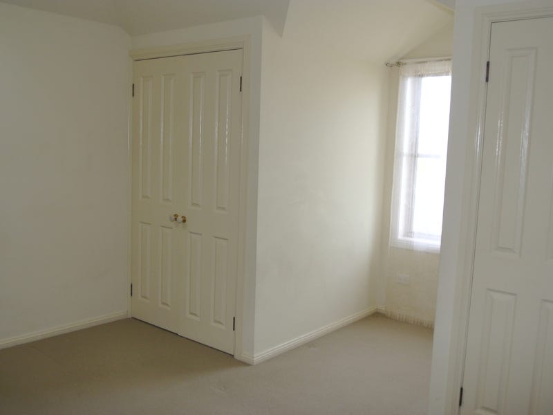 Modern Townhouse, Quiet, Convenient Location 5