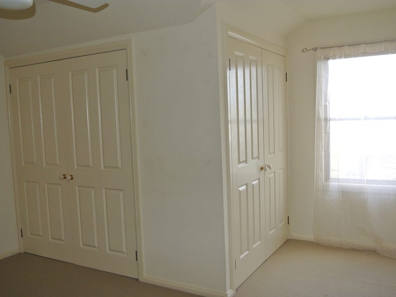 Modern Townhouse, Quiet, Convenient Location 6