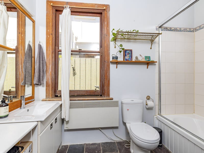 Cosy cottage oozing character 7
