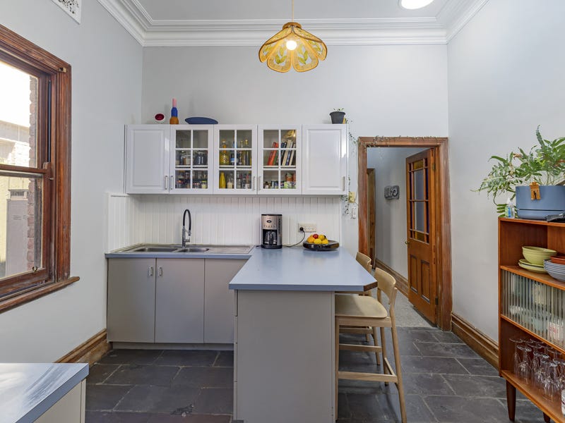 Cosy cottage oozing character 10