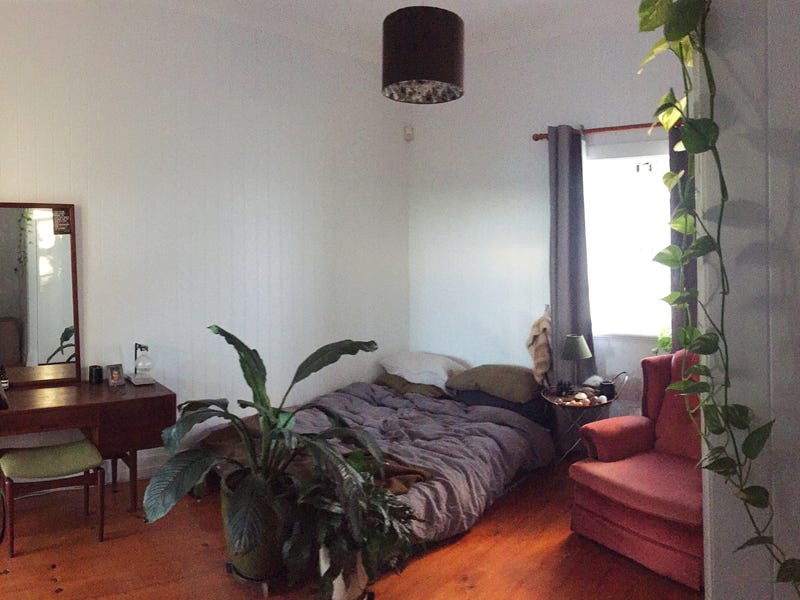 Join lease | Large room with deck | Charming Qlder