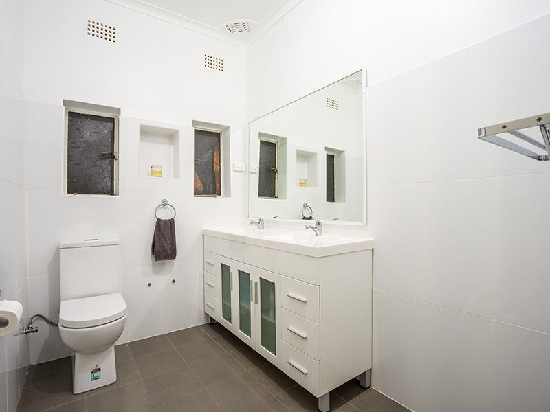 Renovated House Short Walk to 6