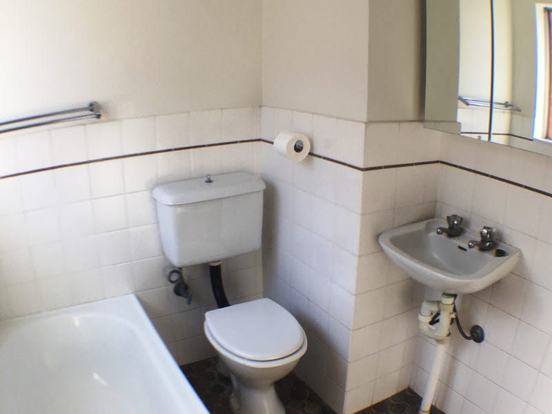 Spacious 2 Bedroom Close to 3