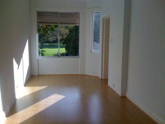 Brightly lit sunny apartment overlooking 3