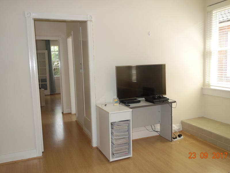 Brightly lit sunny apartment overlooking 4