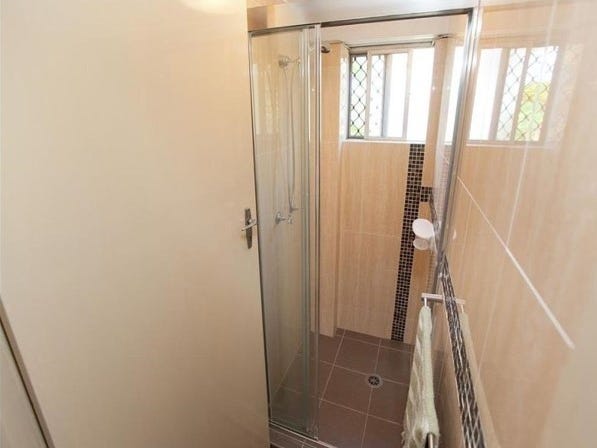 Perfectly situated 4 bedroom house 11
