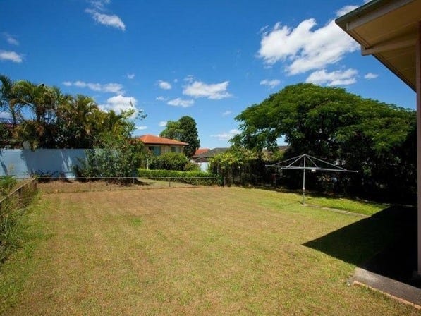 Perfectly situated 4 bedroom house 14