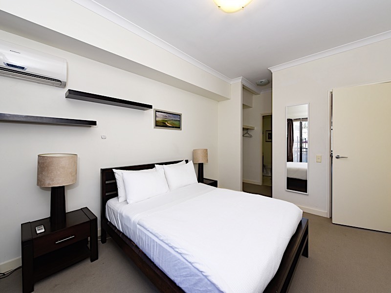 King size apartment in West 6