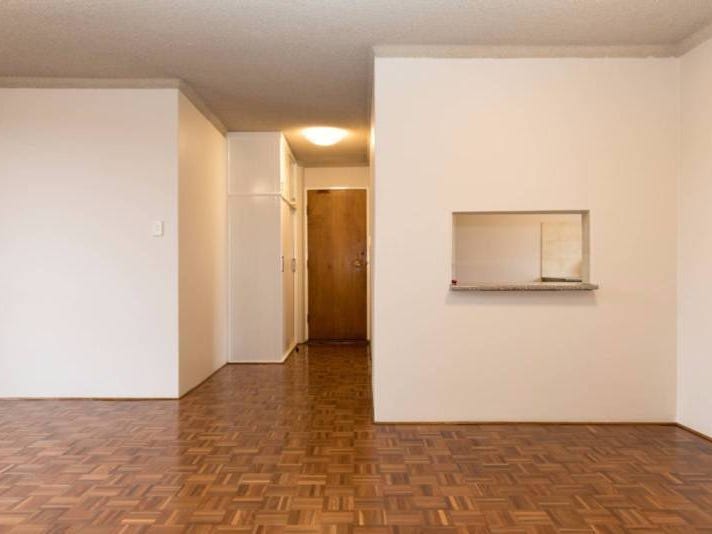 Huge 2 bedder next to city bus stop