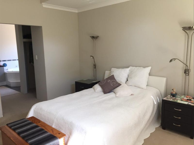 SPACIOUS FAMILY HOME – OPPOSITE 6