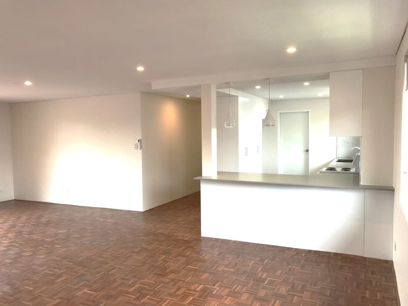 Enormous renovated 3-bedroom apartment at 7
