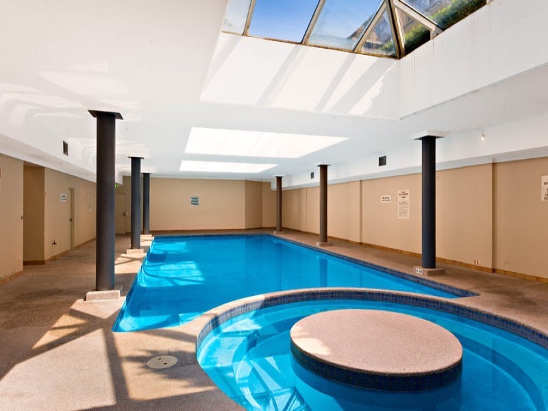 Light filled inner city apartment 5
