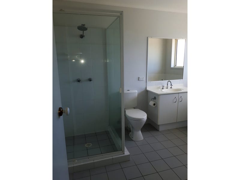 SPACIOUS 3 BEDROOM TOWN HOUSE 10
