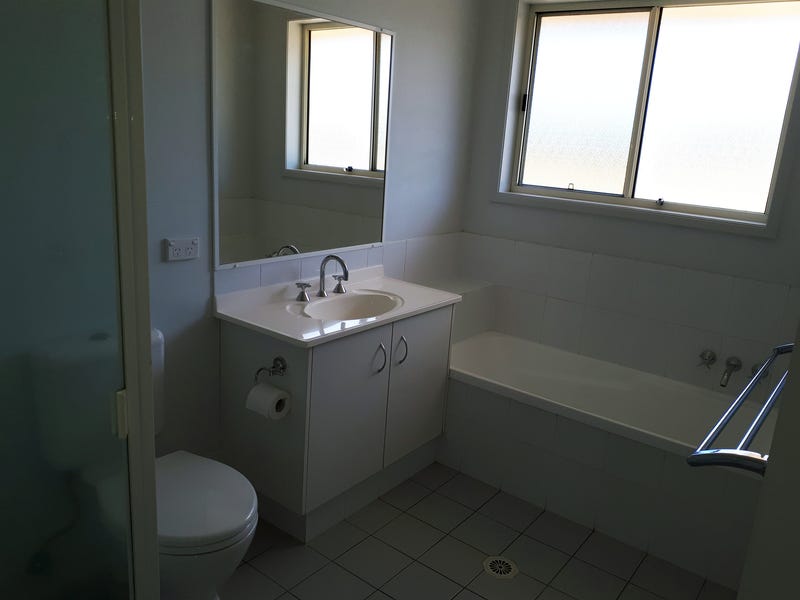 SPACIOUS 3 BEDROOM TOWN HOUSE 11