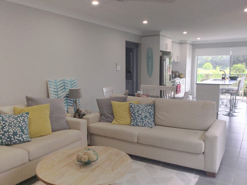 Beautiful near-new, low maintenance home in Creekwood estate, minutes from everything + Bonus room!