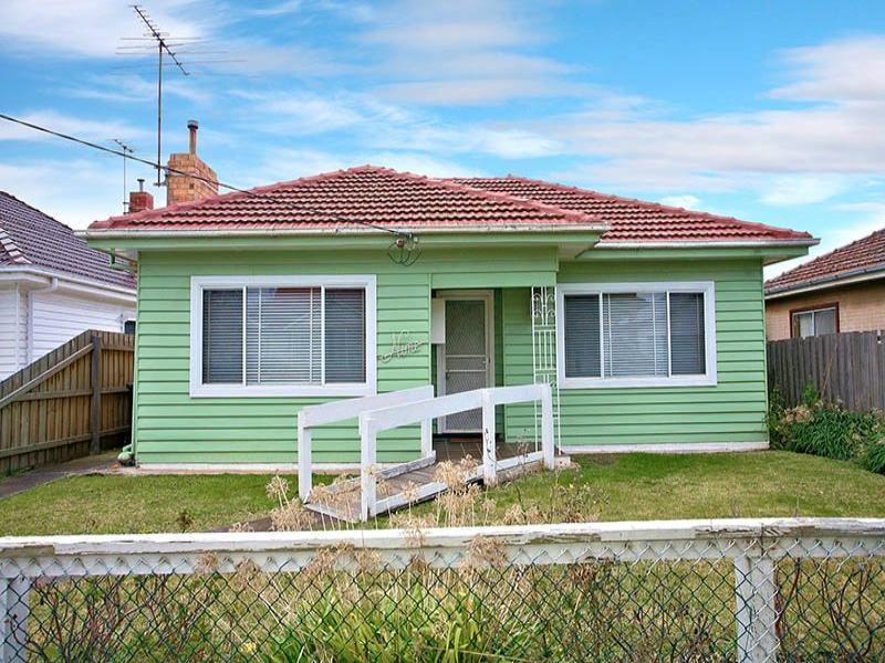 Lovely Weatherboard Home in the Heart of Sunshine with Massive Garage/Workshop